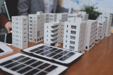 İş adamları arasında güneş pili paneli teknolojisi ve Güneş Enerjisi Çevre Kenti kavramındaki son gelişmeler üzerine tartışma.