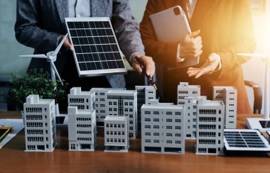 İş adamları arasında güneş pili paneli teknolojisi ve Güneş Enerjisi Çevre Kenti kavramındaki son gelişmeler üzerine tartışma.