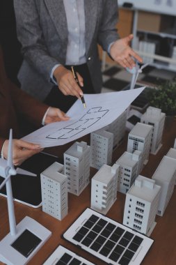 İş adamları arasında güneş pili paneli teknolojisi ve Güneş Enerjisi Çevre Kenti kavramındaki son gelişmeler üzerine tartışma.