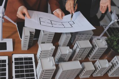 İş adamları arasında güneş pili paneli teknolojisi ve Güneş Enerjisi Çevre Kenti kavramındaki son gelişmeler üzerine tartışma.