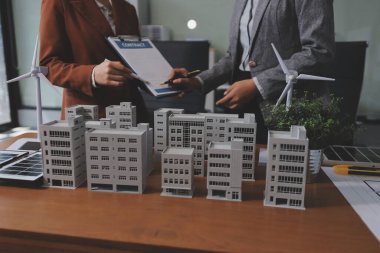 İş adamları arasında güneş pili paneli teknolojisi ve Güneş Enerjisi Çevre Kenti kavramındaki son gelişmeler üzerine tartışma.