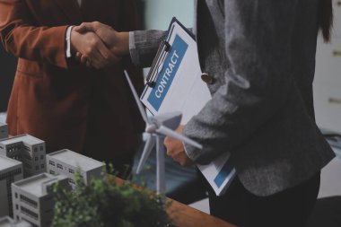 İş adamları arasında güneş pili paneli teknolojisi ve Güneş Enerjisi Çevre Kenti kavramındaki son gelişmeler üzerine tartışma.