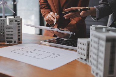 İş adamları arasında güneş pili paneli teknolojisi ve Güneş Enerjisi Çevre Kenti kavramındaki son gelişmeler üzerine tartışma.