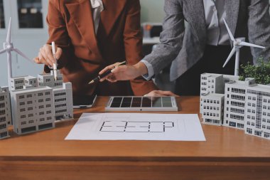 İş adamları arasında güneş pili paneli teknolojisi ve Güneş Enerjisi Çevre Kenti kavramındaki son gelişmeler üzerine tartışma.