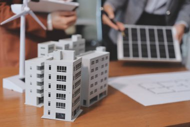 İş adamları arasında güneş pili paneli teknolojisi ve Güneş Enerjisi Çevre Kenti kavramındaki son gelişmeler üzerine tartışma.