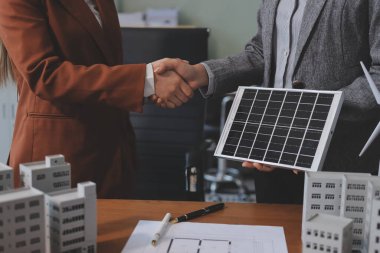 İş adamları arasında güneş pili paneli teknolojisi ve Güneş Enerjisi Çevre Kenti kavramındaki son gelişmeler üzerine tartışma.