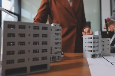 İş adamları arasında güneş pili paneli teknolojisi ve Güneş Enerjisi Çevre Kenti kavramındaki son gelişmeler üzerine tartışma.