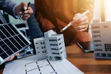 İş adamları arasında güneş pili paneli teknolojisi ve Güneş Enerjisi Çevre Kenti kavramındaki son gelişmeler üzerine tartışma.