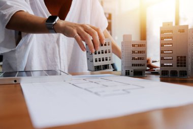 İş adamları arasında güneş pili paneli teknolojisi ve Güneş Enerjisi Çevre Kenti kavramındaki son gelişmeler üzerine tartışma.