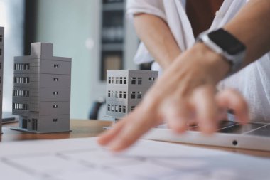 İş adamları arasında güneş pili paneli teknolojisi ve Güneş Enerjisi Çevre Kenti kavramındaki son gelişmeler üzerine tartışma.