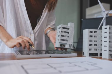 İş adamları arasında güneş pili paneli teknolojisi ve Güneş Enerjisi Çevre Kenti kavramındaki son gelişmeler üzerine tartışma.