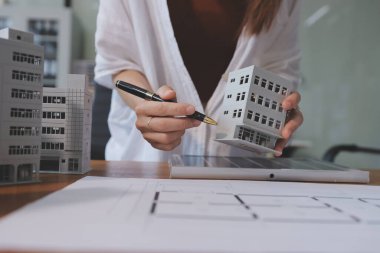 İş adamları arasında güneş pili paneli teknolojisi ve Güneş Enerjisi Çevre Kenti kavramındaki son gelişmeler üzerine tartışma.
