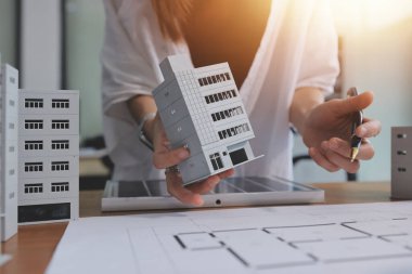 İş adamları arasında güneş pili paneli teknolojisi ve Güneş Enerjisi Çevre Kenti kavramındaki son gelişmeler üzerine tartışma.