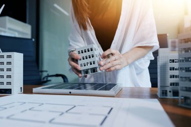 İş adamları arasında güneş pili paneli teknolojisi ve Güneş Enerjisi Çevre Kenti kavramındaki son gelişmeler üzerine tartışma.