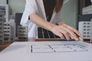 İş adamları arasında güneş pili paneli teknolojisi ve Güneş Enerjisi Çevre Kenti kavramındaki son gelişmeler üzerine tartışma.