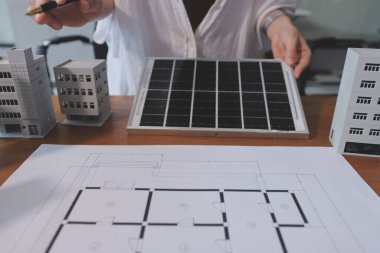 İş adamları arasında güneş pili paneli teknolojisi ve Güneş Enerjisi Çevre Kenti kavramındaki son gelişmeler üzerine tartışma.