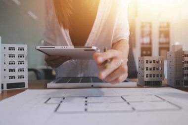 İş adamları arasında güneş pili paneli teknolojisi ve Güneş Enerjisi Çevre Kenti kavramındaki son gelişmeler üzerine tartışma.