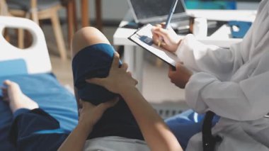 Doktor hastayı hastanede muayene ediyor.