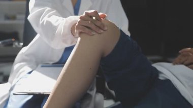 Hastanedeki hastayı muayene eden doktor..