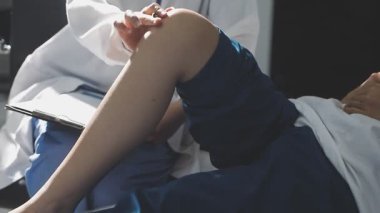 Doktor ve hasta klinikte masa başında otururken güncel durumu tartışıyor