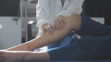 Kadın doktor klinikte bacak masajı yapıyor. tıbbi konsept.