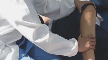 Yakın plan - hastane odasında steteskop ve hasta kolu tutan üniformalı kadın doktor, tıbbi ve sağlık hizmetleri