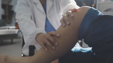 Doktor elinde steteskop tutuyor.