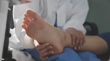 Güzellik merkezinde kadın ayak masajı