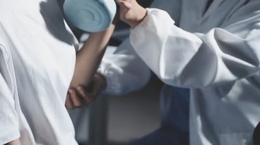 Doktorun el ele tutuşmasına yakın durun.