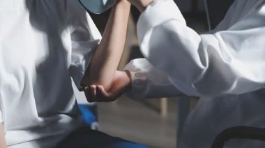 Steppe ve hasta hastanedeyken doktor elini kapat.