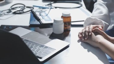 Doktor ve hasta hastanede..