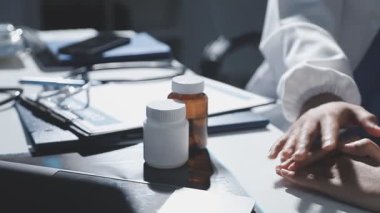 Genç bir kadın beyaz eldivenli erkeklerden antiseptik alıyor.