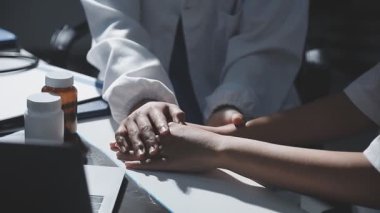 İki doktorun elleri ilaç tutuyor.