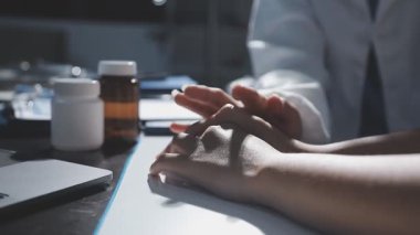 Hastanedeki hastaya ilaç verip reçete yazan erkek doktorları kapatın.