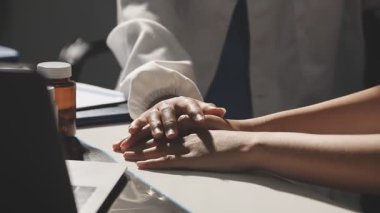 Doktor ellerinin hapları ve hastayı tutmasını engelleyin..