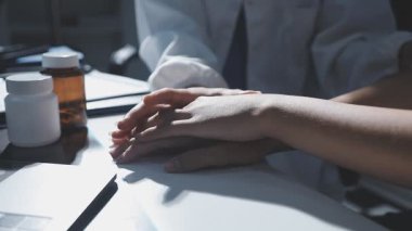 Elinde haplar olan beyaz üniformalı iki genç adamın elleri..