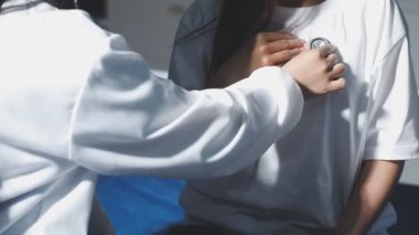 Genç bir kadın masaj yapıyor.