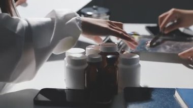 Profesyonel usta, kuaförde ojeli manikür yapıyor..