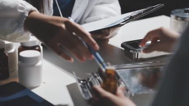 Doktor tıbbi üniformalı