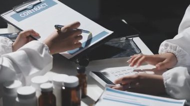 Profesyonel kadın doktor mavi üniformalı ve eldivenli hastanede çalışıyor.