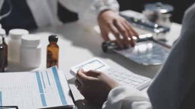 Ofiste dijital tablet üzerinde çalışan erkeklerin ellerini kapat