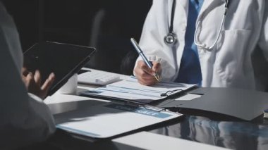 Doktor hastanede tablet bilgisayarla çalışıyor.