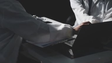 Modern ofiste çalışan doktor, kapatın.