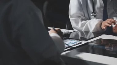 Doktorlar hastanede tıbbi sorunları tartışıyorlar.