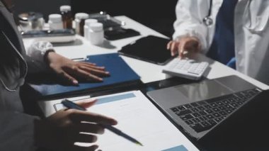 Hastaların sonuçlarını tartışan doktorların kapatılması ve hastane ofisinde tıbbi raporların analiz edilmesi