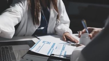 Kapalı - hastanede elinde tablet tutan kadın doktor.