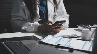 Klinikte tablet ve bilgisayarla çalışan kadın doktor. tıbbi sağlık ve tıp konsepti.