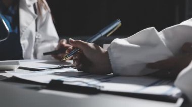 Doktor panoya yazı yazıyor.