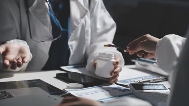 Hastanede tablet bilgisayarı olan doktor ve hasta