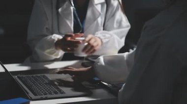 Klinikteki genç doktor.